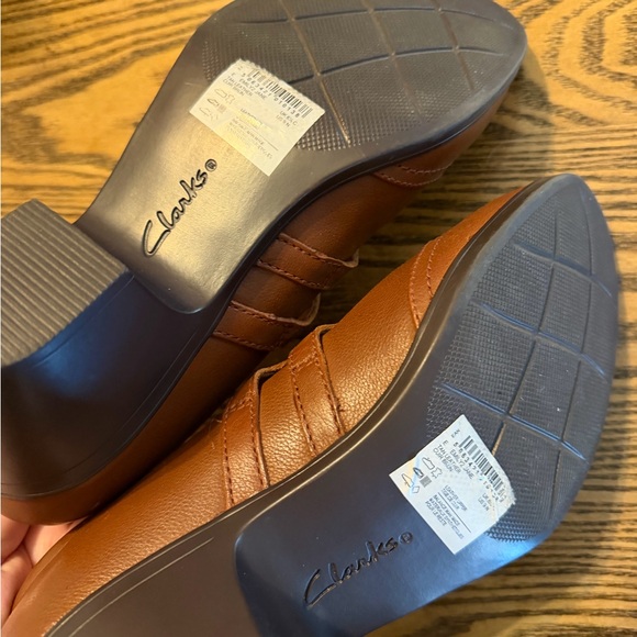 Clarks Women's Tan Leather heel with Straps size 9 - Picture 5 of 7